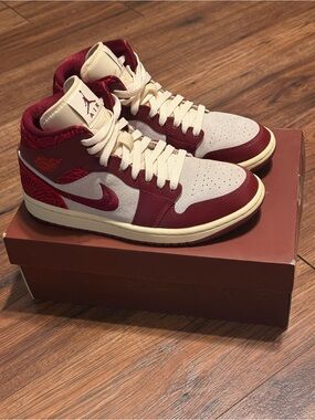 Air Jordan 1 Mid SE "Tiki Leaf"